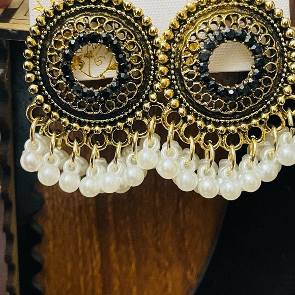 FAUX pearl tassel earring - Picture 3 of 4